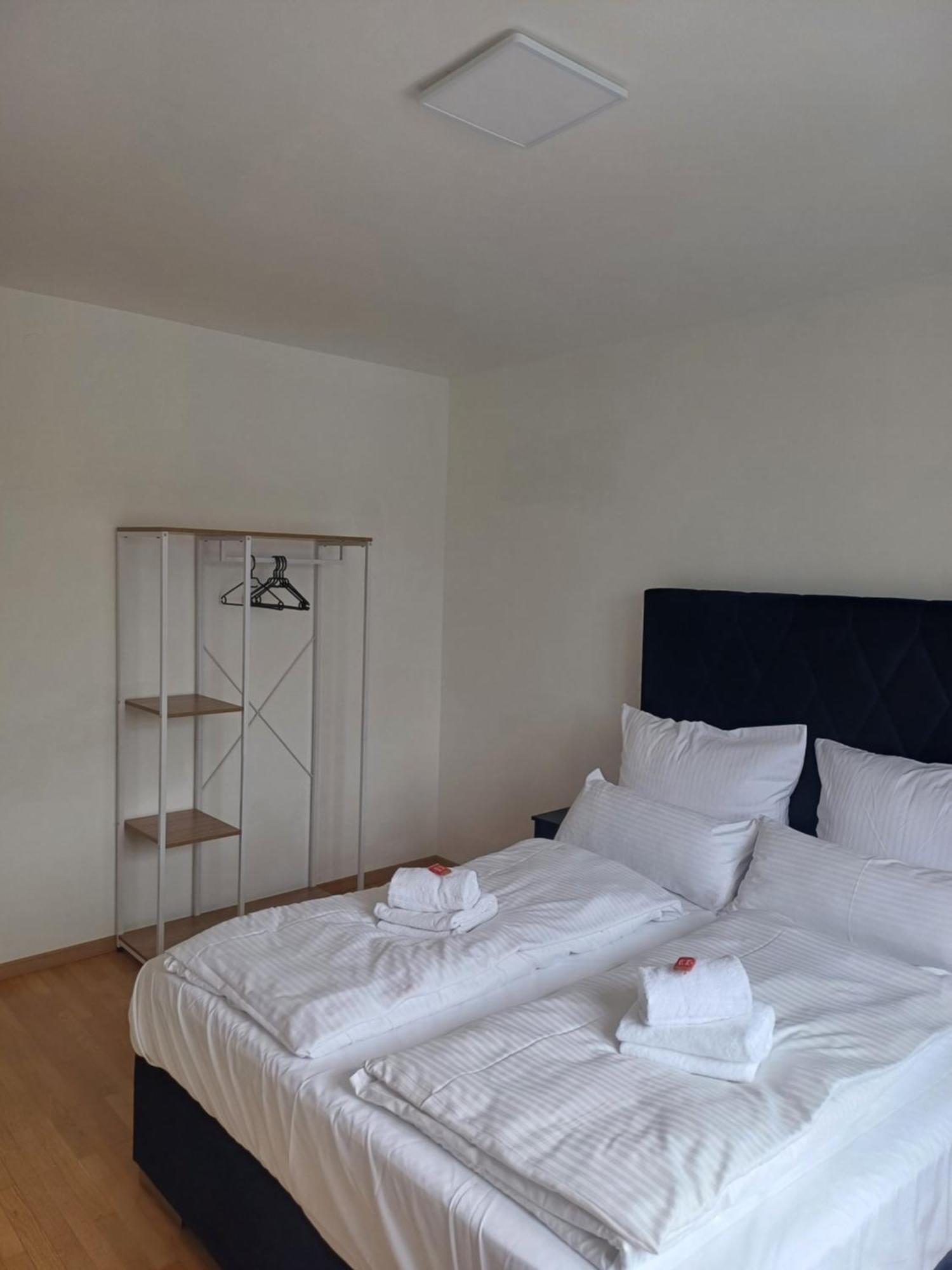 Crown Living Design Apartment - 2 Schlafzimmer - Kueche - Gratis Parkplatz - Abstellraum Fuer Fahrraeder/Ski Mader Exterior foto